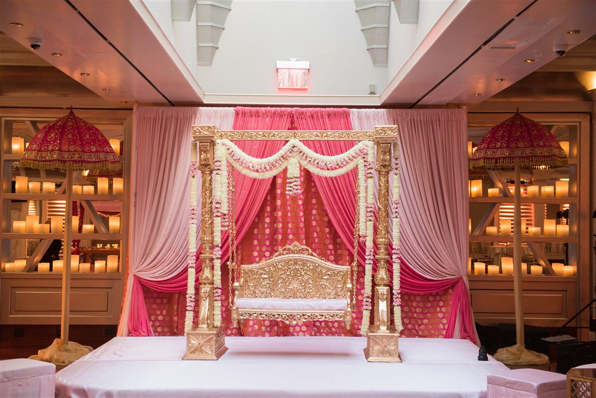 The swing bed in rose and gold
