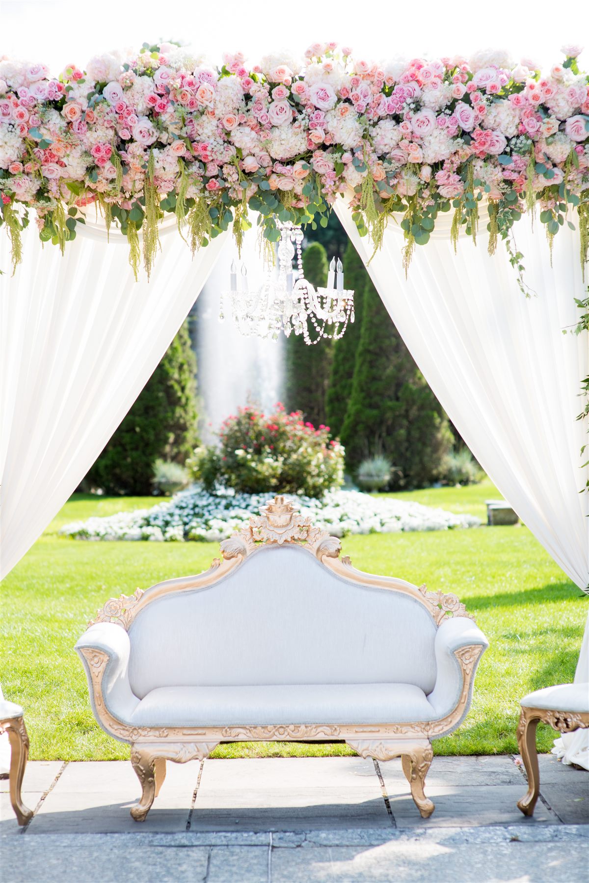 The canopy and its settee