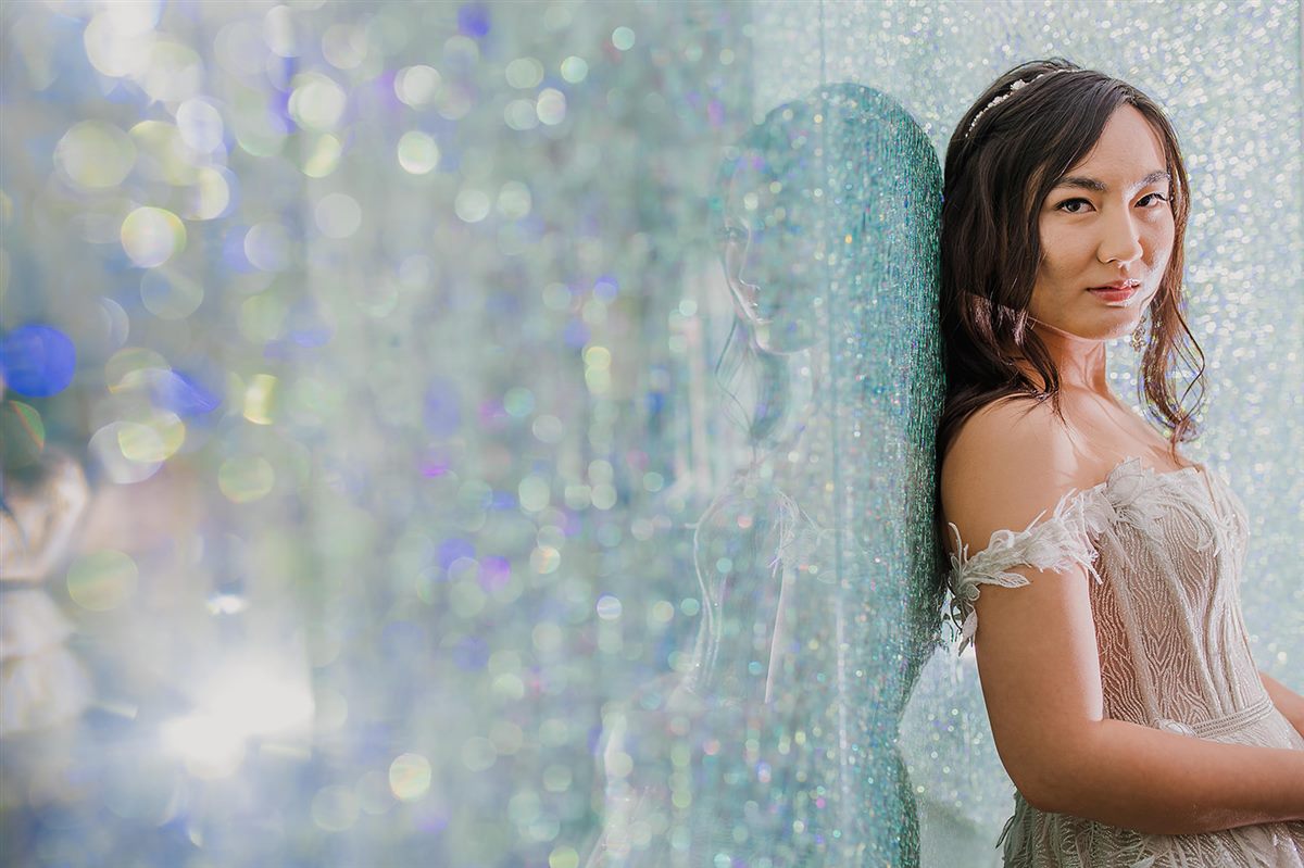 The bride at the glass mosaic