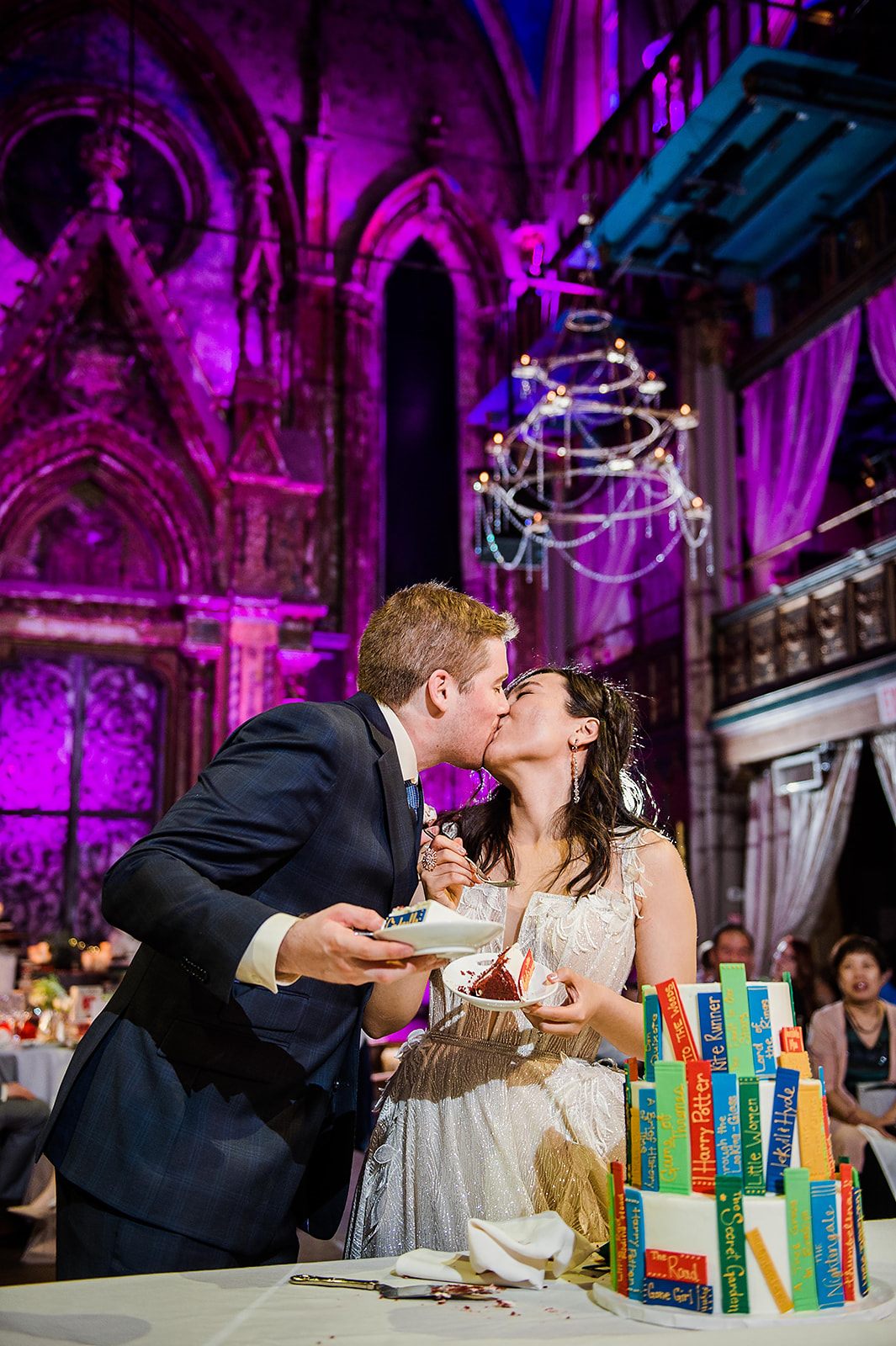 A kiss over the cake