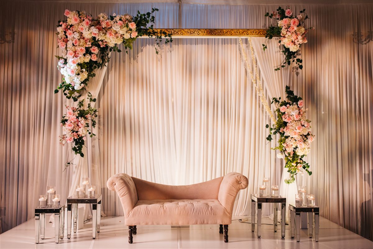 The sweetheart chaise beneath its arch