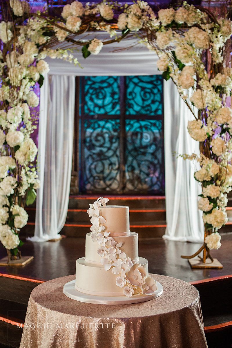 The cake beside the chuppah